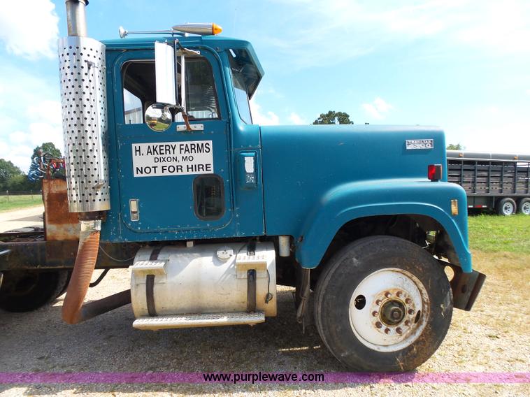 image for item K1149 1975 International Transtar 4300 semi truck
