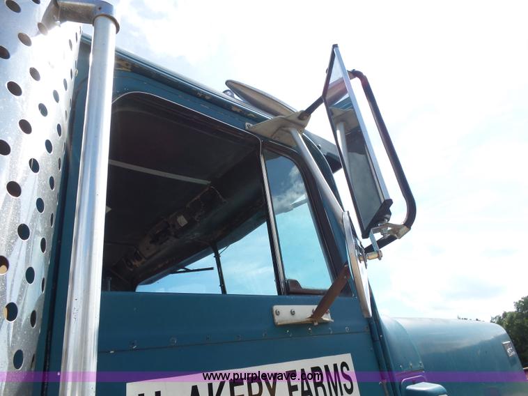 image for item K1149 1975 International Transtar 4300 semi truck