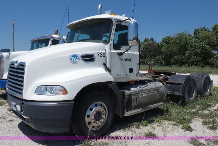 image for item K1701 2007 Mack CXN613 semi truck