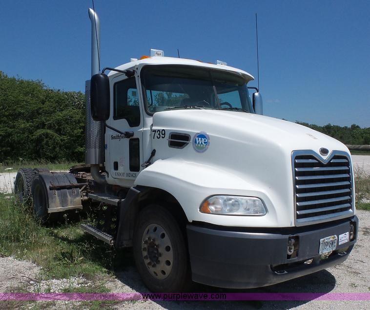 image for item K1701 2007 Mack CXN613 semi truck