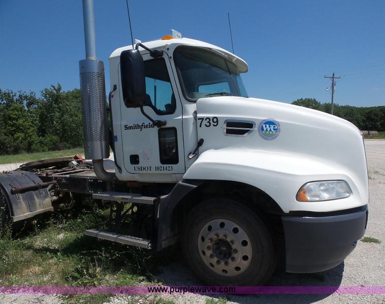 image for item K1701 2007 Mack CXN613 semi truck