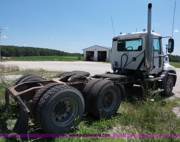 image for item K1701 2007 Mack CXN613 semi truck