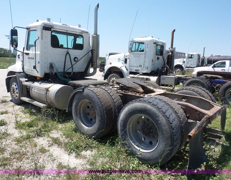 image for item K1701 2007 Mack CXN613 semi truck