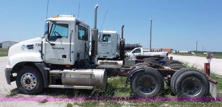 image for item K1701 2007 Mack CXN613 semi truck