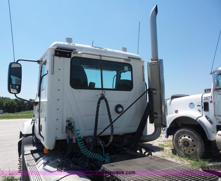 image for item K1701 2007 Mack CXN613 semi truck