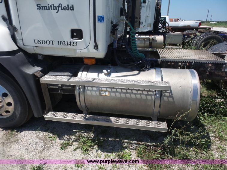 image for item K1701 2007 Mack CXN613 semi truck