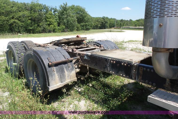 image for item K1701 2007 Mack CXN613 semi truck