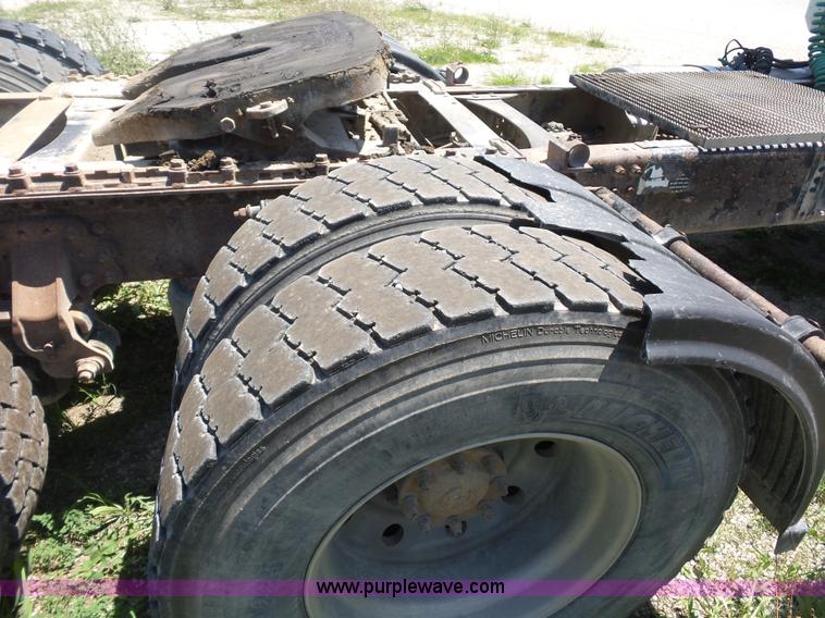 image for item K1701 2007 Mack CXN613 semi truck