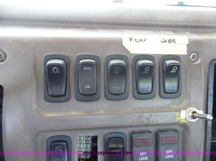 image for item K1701 2007 Mack CXN613 semi truck