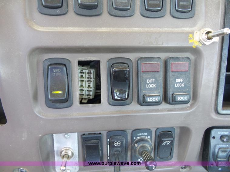 image for item K1701 2007 Mack CXN613 semi truck