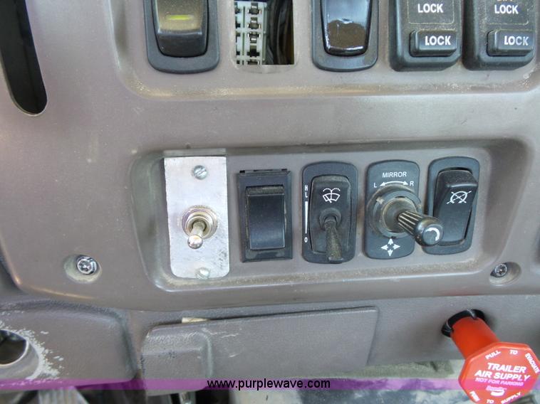 image for item K1701 2007 Mack CXN613 semi truck