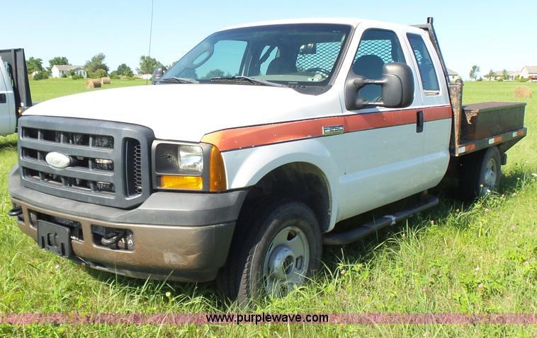 image for item K3154 2006 Ford F250 Super Duty SuperCab flatbed pickup truck