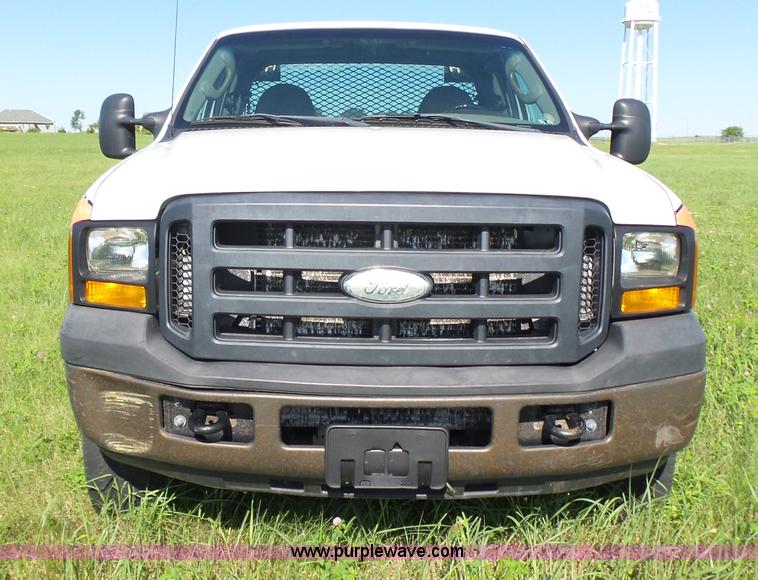 image for item K3154 2006 Ford F250 Super Duty SuperCab flatbed pickup truck