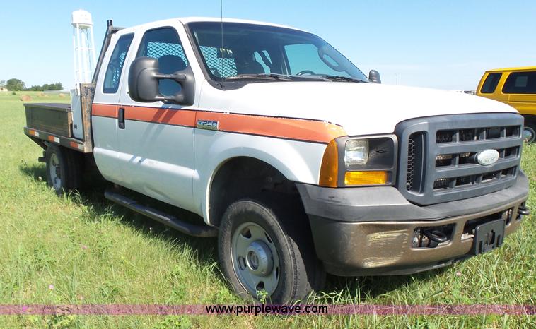 image for item K3154 2006 Ford F250 Super Duty SuperCab flatbed pickup truck