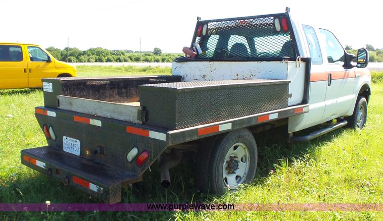 image for item K3154 2006 Ford F250 Super Duty SuperCab flatbed pickup truck