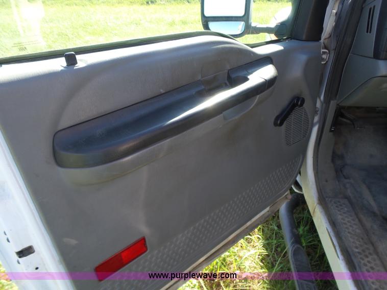 image for item K3154 2006 Ford F250 Super Duty SuperCab flatbed pickup truck