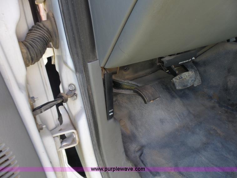 image for item K3154 2006 Ford F250 Super Duty SuperCab flatbed pickup truck