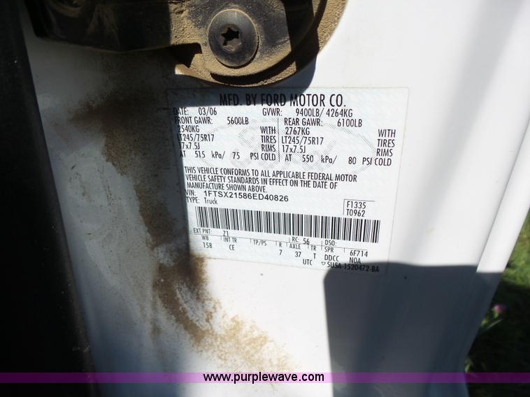 image for item K3154 2006 Ford F250 Super Duty SuperCab flatbed pickup truck