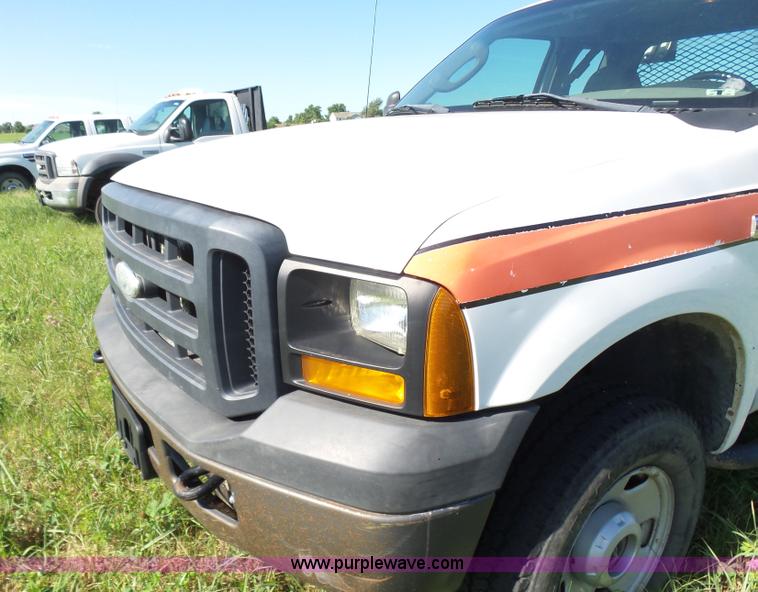 image for item K3154 2006 Ford F250 Super Duty SuperCab flatbed pickup truck