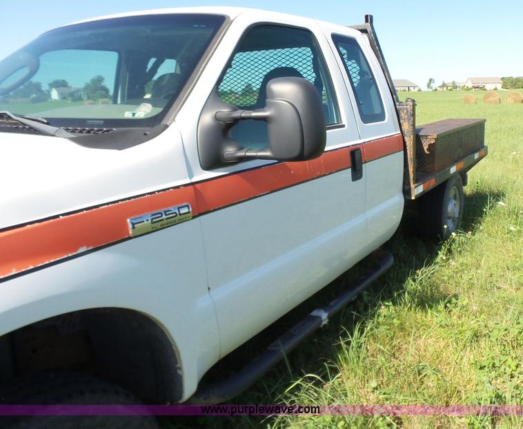 image for item K3154 2006 Ford F250 Super Duty SuperCab flatbed pickup truck