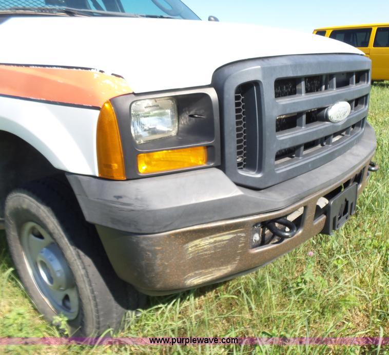 image for item K3154 2006 Ford F250 Super Duty SuperCab flatbed pickup truck