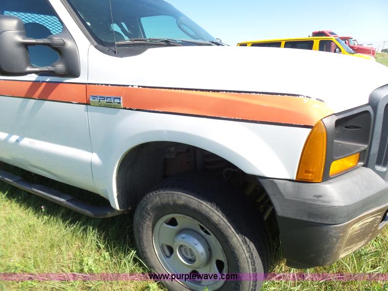 image for item K3154 2006 Ford F250 Super Duty SuperCab flatbed pickup truck