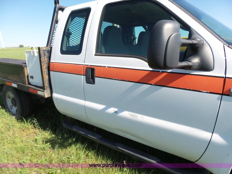 image for item K3154 2006 Ford F250 Super Duty SuperCab flatbed pickup truck