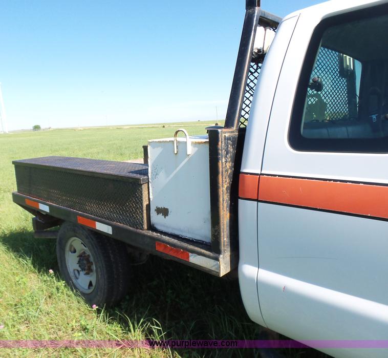 image for item K3154 2006 Ford F250 Super Duty SuperCab flatbed pickup truck