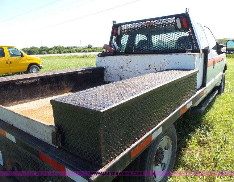 image for item K3154 2006 Ford F250 Super Duty SuperCab flatbed pickup truck