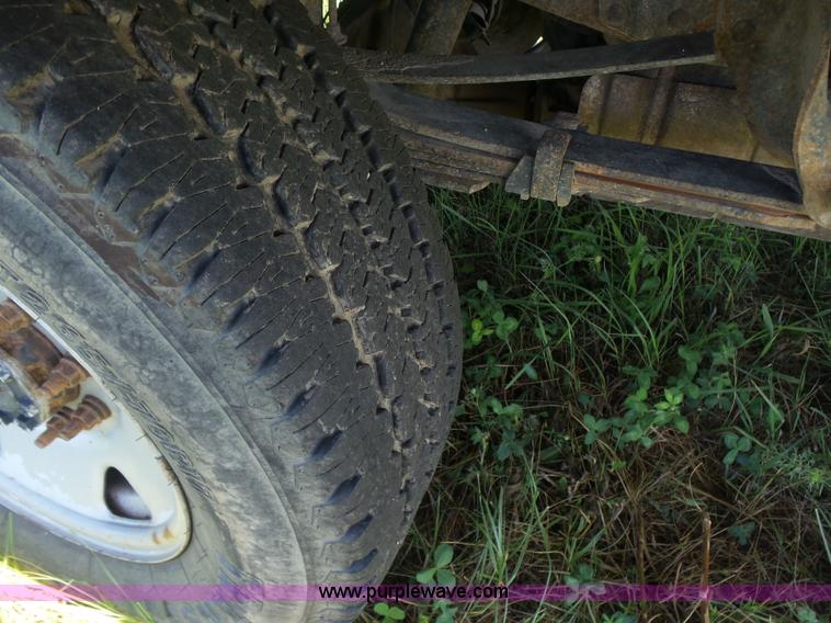 image for item K3154 2006 Ford F250 Super Duty SuperCab flatbed pickup truck