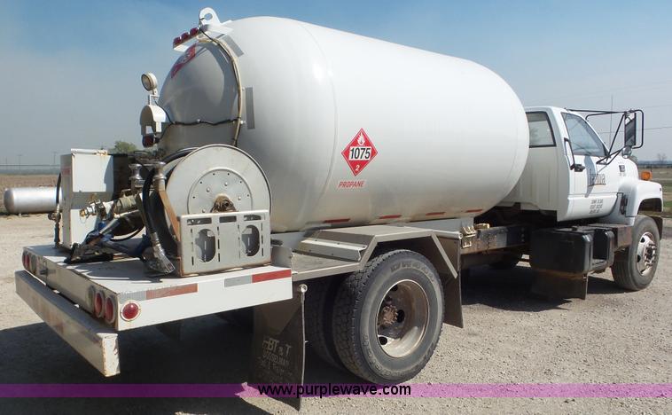 image for item K6757 2001 Chevrolet C7500 propane truck