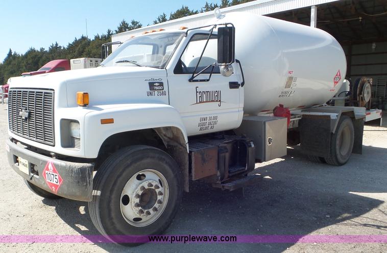 image for item K6757 2001 Chevrolet C7500 propane truck