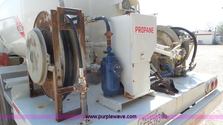 image for item K6757 2001 Chevrolet C7500 propane truck