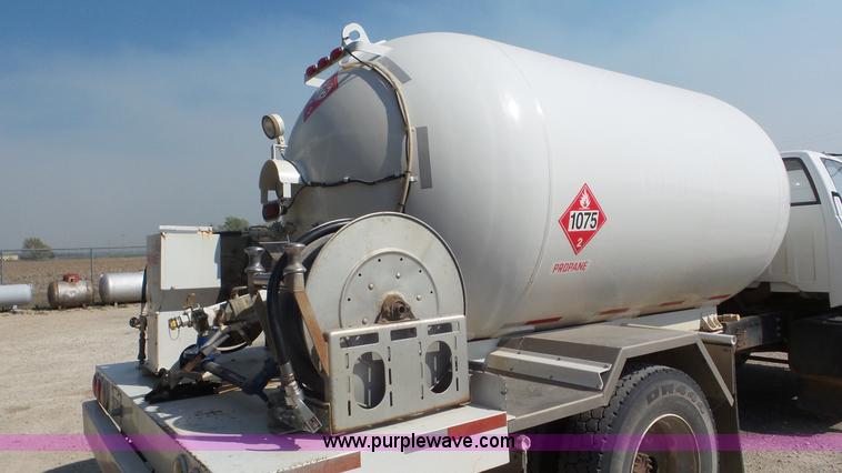 image for item K6757 2001 Chevrolet C7500 propane truck