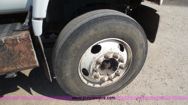 image for item K6757 2001 Chevrolet C7500 propane truck