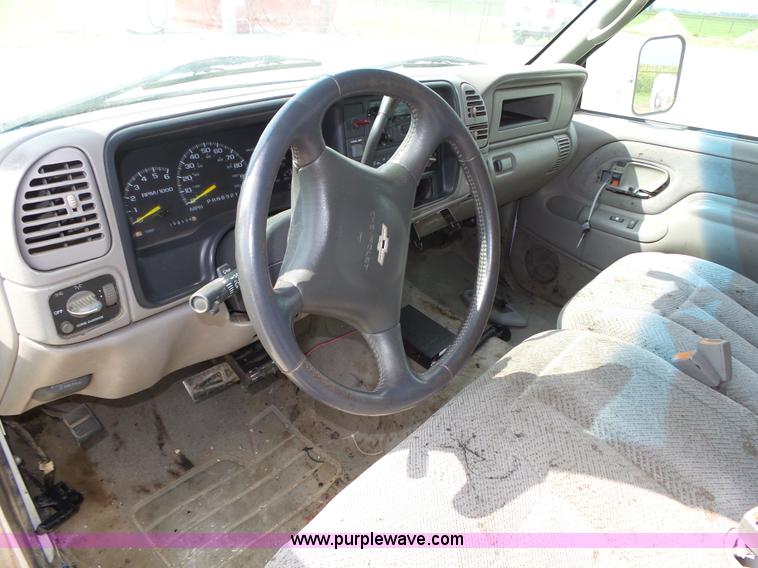 image for item K8476 1999 Chevrolet 3500 LS Crew Cab flatbed pickup truck