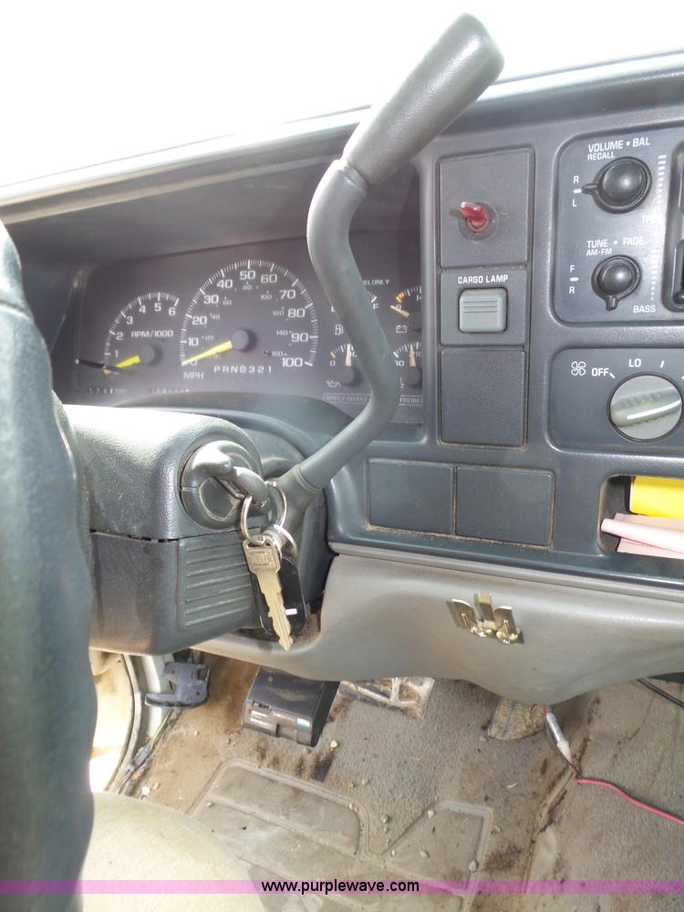 image for item K8476 1999 Chevrolet 3500 LS Crew Cab flatbed pickup truck