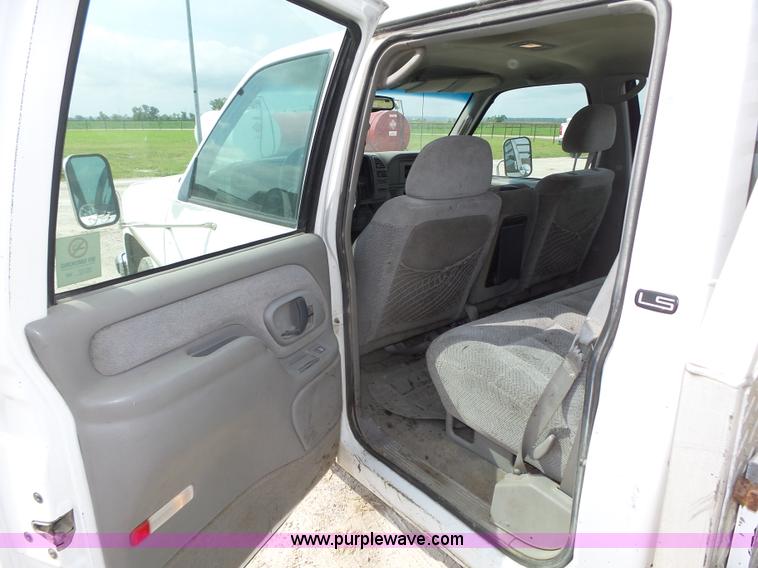 image for item K8476 1999 Chevrolet 3500 LS Crew Cab flatbed pickup truck