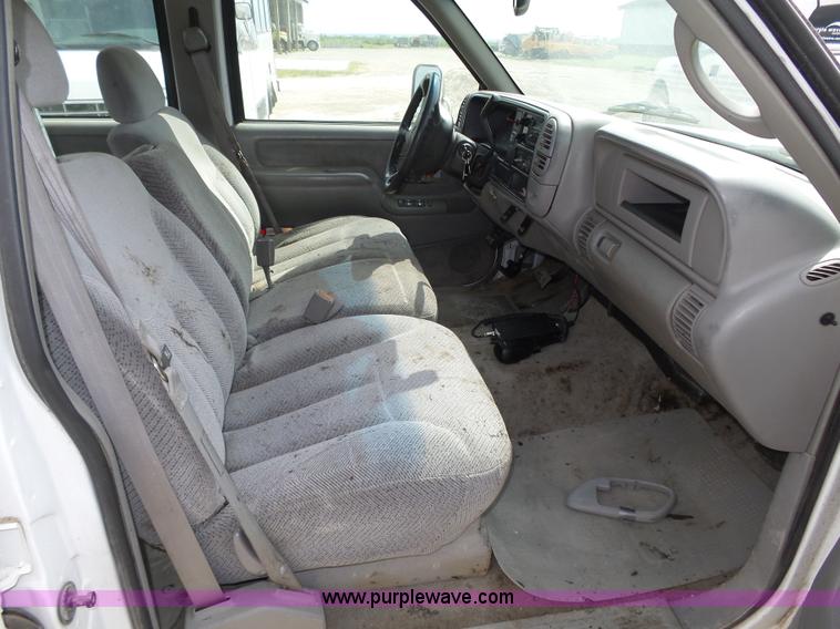 image for item K8476 1999 Chevrolet 3500 LS Crew Cab flatbed pickup truck