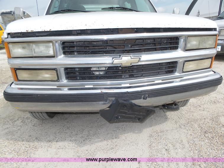 image for item K8476 1999 Chevrolet 3500 LS Crew Cab flatbed pickup truck