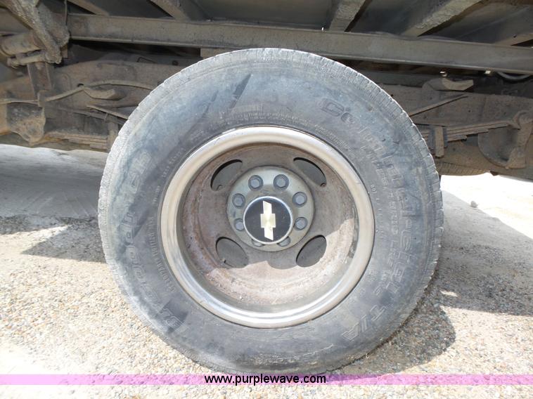 image for item K8476 1999 Chevrolet 3500 LS Crew Cab flatbed pickup truck