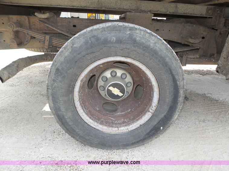 image for item K8476 1999 Chevrolet 3500 LS Crew Cab flatbed pickup truck