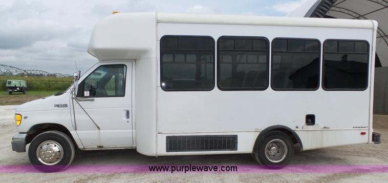 image for item K8477 1999 Ford Econoline E350 Super Duty shuttle bus