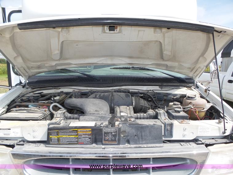 image for item K8477 1999 Ford Econoline E350 Super Duty shuttle bus