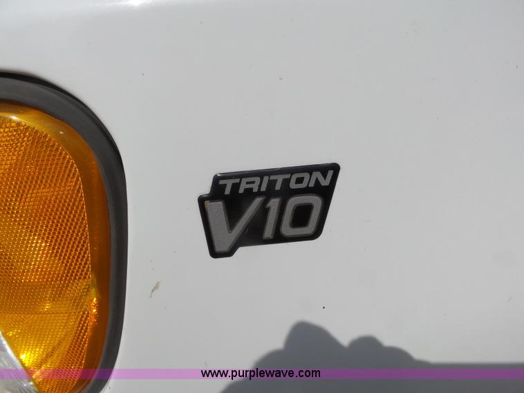 image for item K8477 1999 Ford Econoline E350 Super Duty shuttle bus