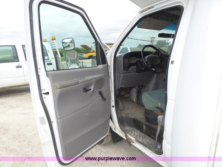 image for item K8477 1999 Ford Econoline E350 Super Duty shuttle bus