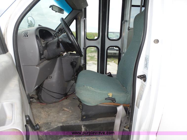 image for item K8477 1999 Ford Econoline E350 Super Duty shuttle bus