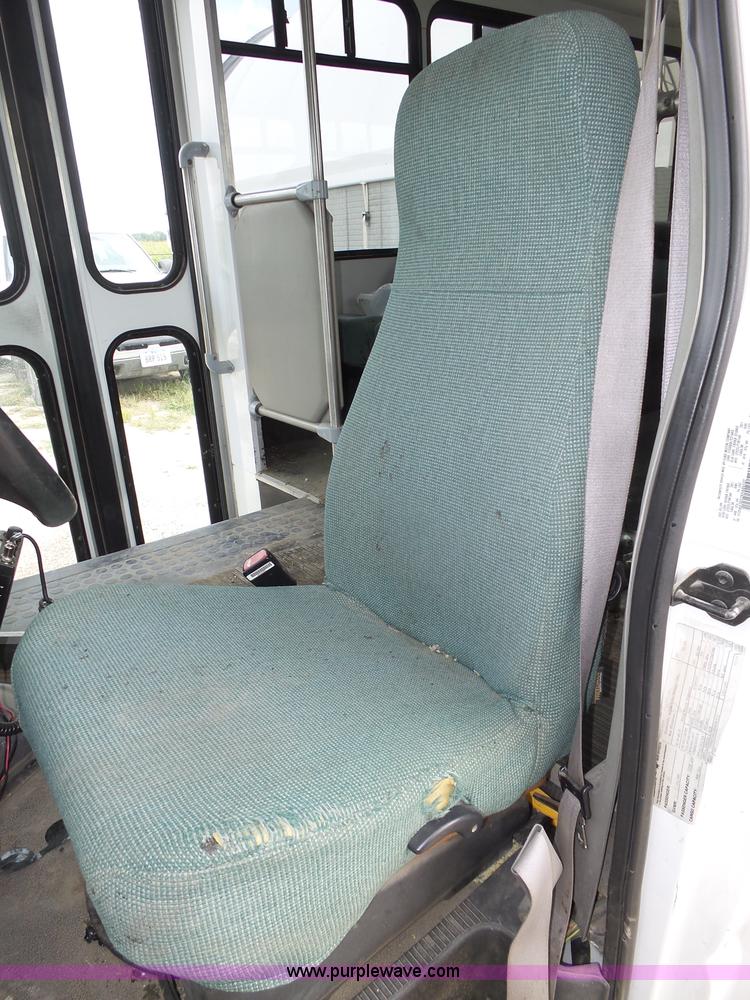image for item K8477 1999 Ford Econoline E350 Super Duty shuttle bus