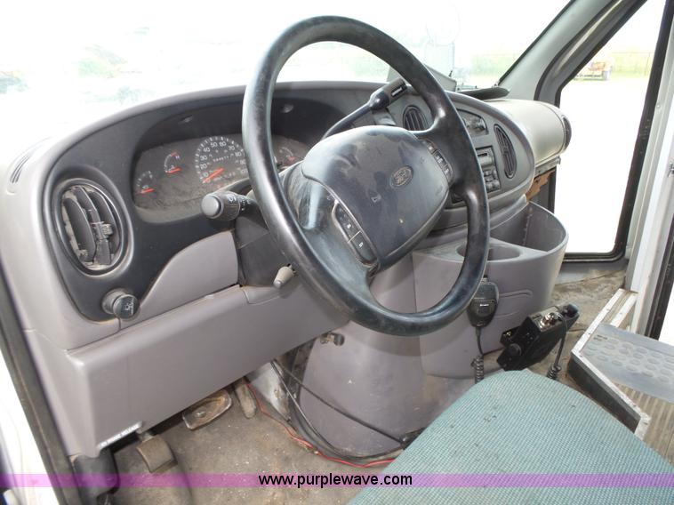 image for item K8477 1999 Ford Econoline E350 Super Duty shuttle bus