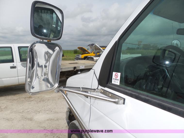 image for item K8477 1999 Ford Econoline E350 Super Duty shuttle bus